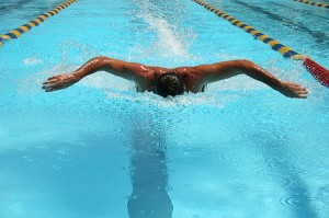 Quante calorie si bruciano con il nuoto